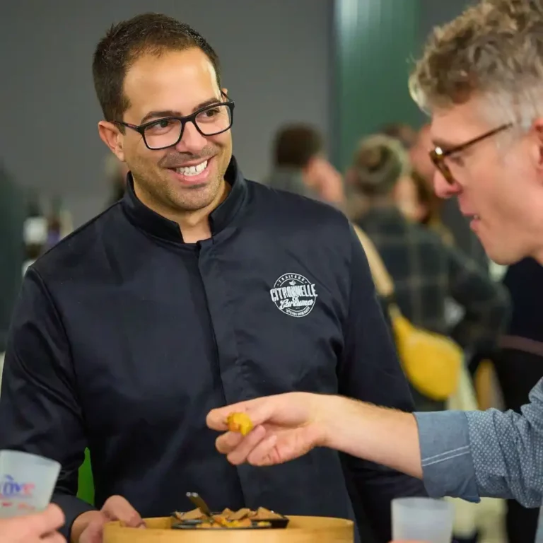 Traiteur de la région nantaise offrant un amuse-bouche à un client lors d'une prestation