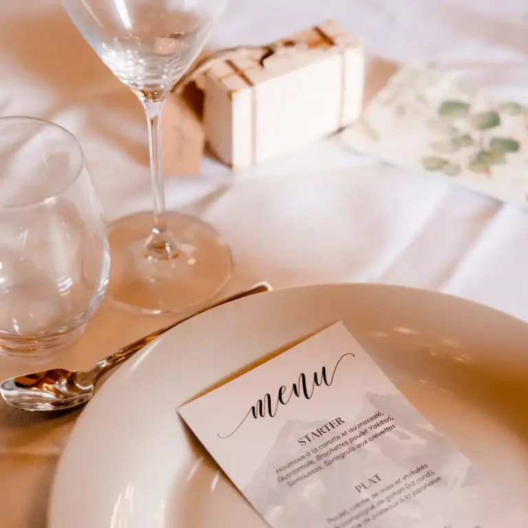 Menu mariage gastronomique cuisine du monde - Traiteur Citronnelle Curcuma Vendée Loire Atlantique Maine et Loire - Dressage table élégant couverts dorés