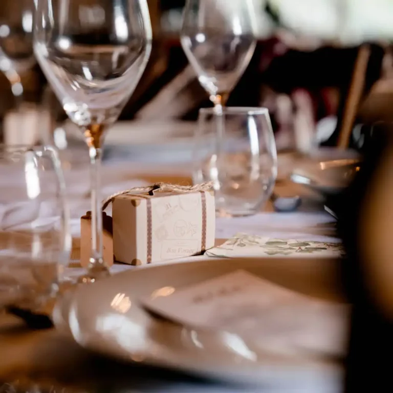 Menu mariage gastronomique cuisine du monde - Traiteur Citronnelle Curcuma Vendée Loire Atlantique Maine et Loire - Dressage table élégant couverts dorés